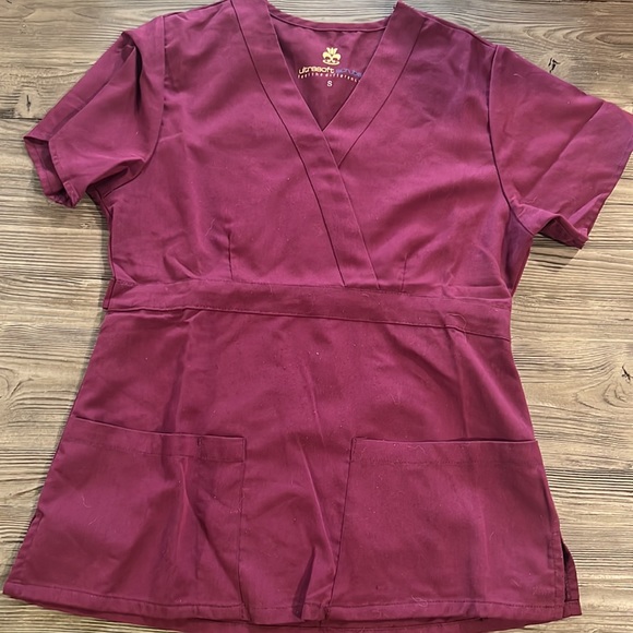 Bundle of 6 scrub tops size small - Picture 11 of 11